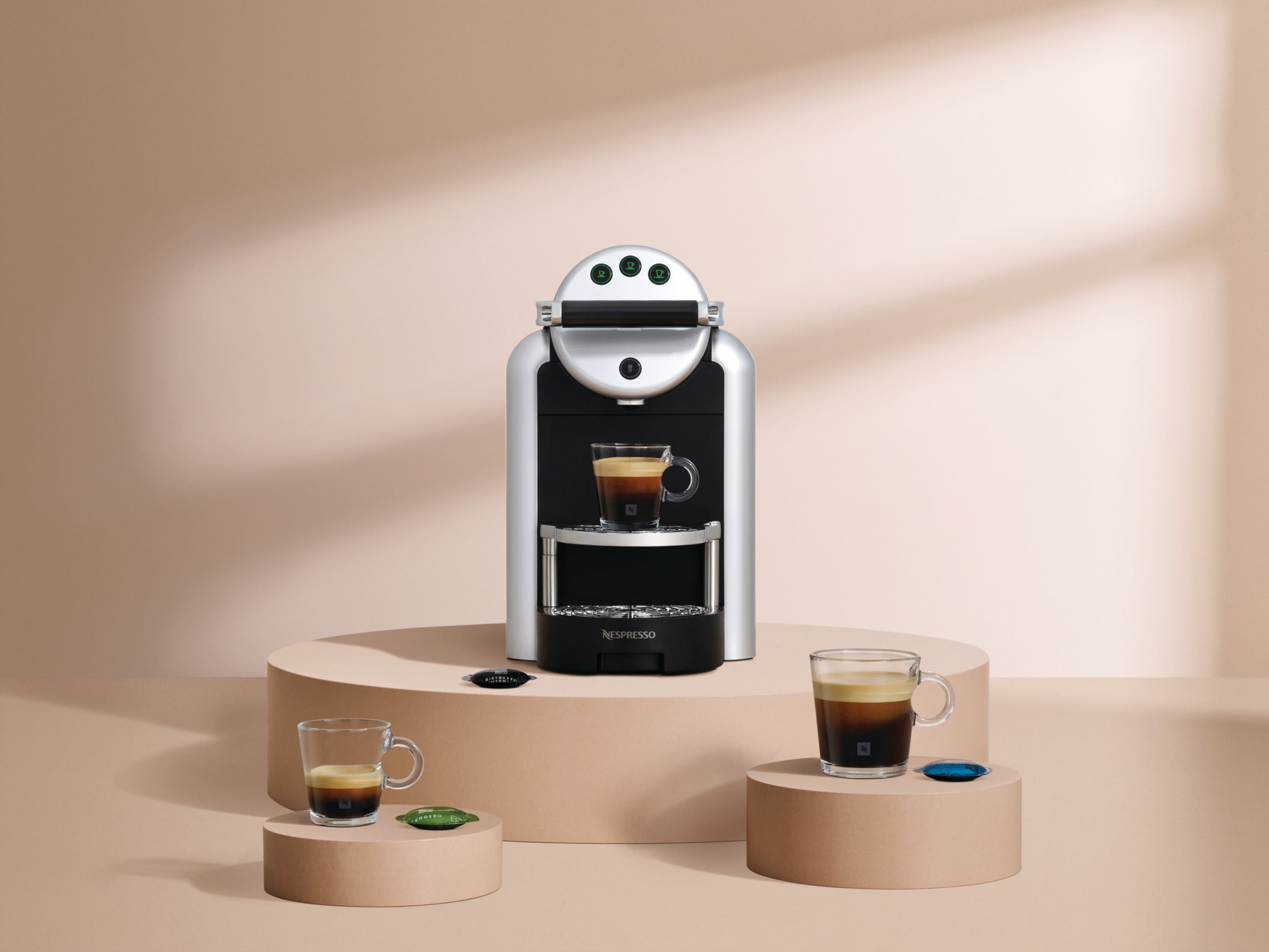 En kaffemaskine og 3 glas med Ristretto kaffe