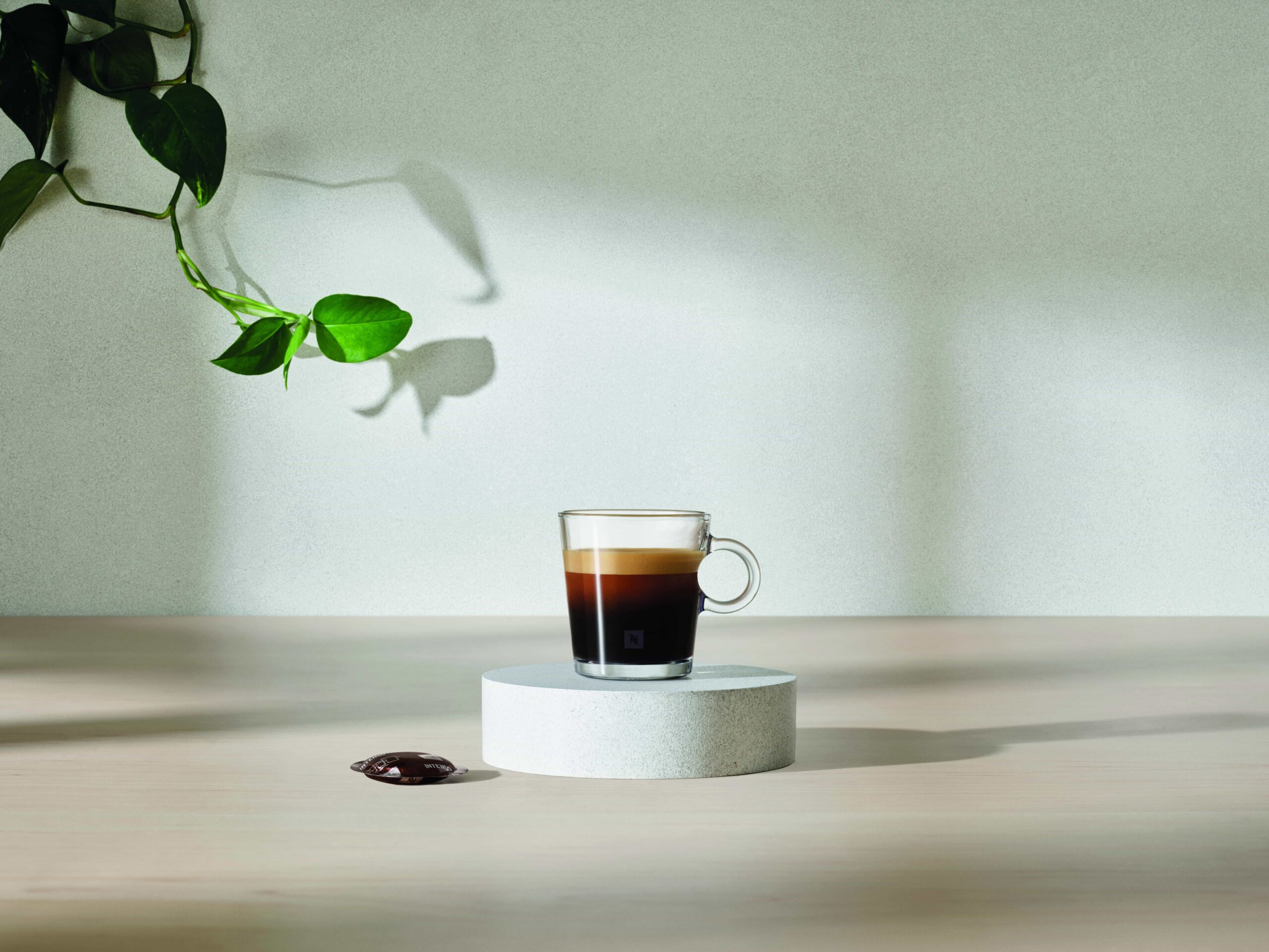 En lungo kaffe i et Nespresso glas